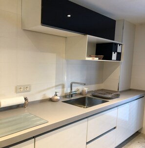 Réfrigérateur, four à micro-ondes, un four, surface de cuisson