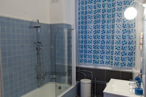 Badekar, hårføner og håndklær