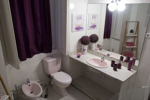 Badewanne, Haartrockner, Handtücher, Seife