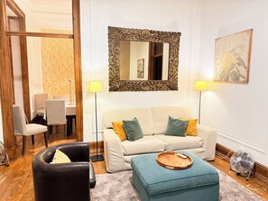 Een smart-tv, een dvd-speler en boeken