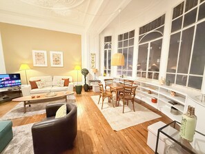 Smart TV, DVD player, books - Liberdade I - elegant, spacious, centrally located (Lisbon)