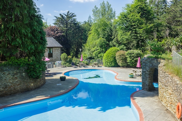 Lovely Gatehouse West overlooking the gorgeous outdoor pool.