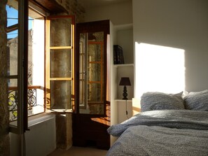 5 slaapkamers, een strijkplank/strijkijzer, wifi, beddengoed