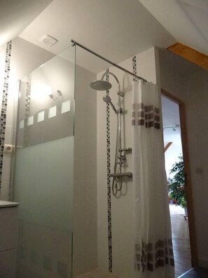 Chuveiro/banheira combinados, secador de cabelo, toalhas de banho 