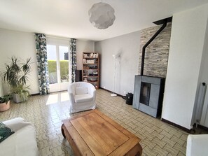 Fernseher, Kamin, DVD-Player, Bücher