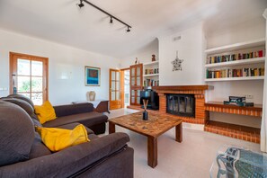 Una televisión, libros