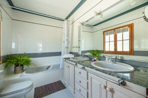Duschwanne, Haartrockner, Bidet, Handtücher