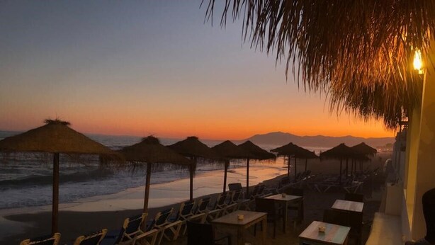 A beachside restaurant with outdoor seating, including tables and chairs, and thatched umbrellas. - House 80 m from the beach, garden, swimming pool, barbecue and Wifi Ideal for families. (Marbella)