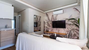 2 dormitorios, tabla de planchar con plancha, cuna de viaje