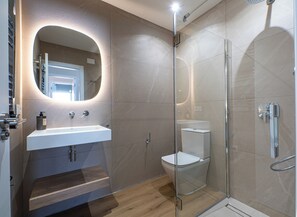 Dusche, Haartrockner, Handtücher, Seife