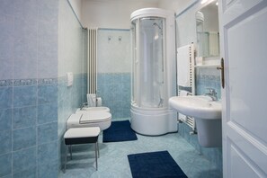Baignoire, baignoire à remous, séchoir à cheveux, bidet
