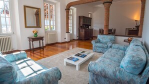 A living room with a sofa, armchairs, a coffee table, and a fireplace. - BELLAGIO'S SUNSET, appt with terrace and view of the lake in  Bellagio (Bellagio)
