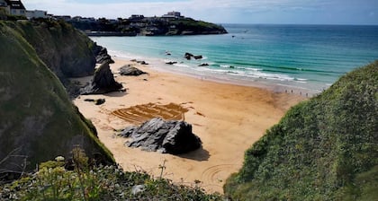 Fantastic Location! 2 min walk to "Best UK Beach" Sunday Times. Dog friendly