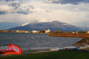 Sun-loungers - Modern apartment, Residence with swimming pool surrounded by greenery with FREE Wi-Fi (Sirmione)