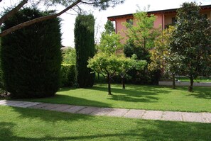 Property grounds - Modern apartment, Residence with swimming pool surrounded by greenery with FREE Wi-Fi (Sirmione)