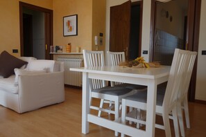 TV, DVD player, books - Modern apartment, Residence with swimming pool surrounded by greenery with FREE Wi-Fi (Sirmione)