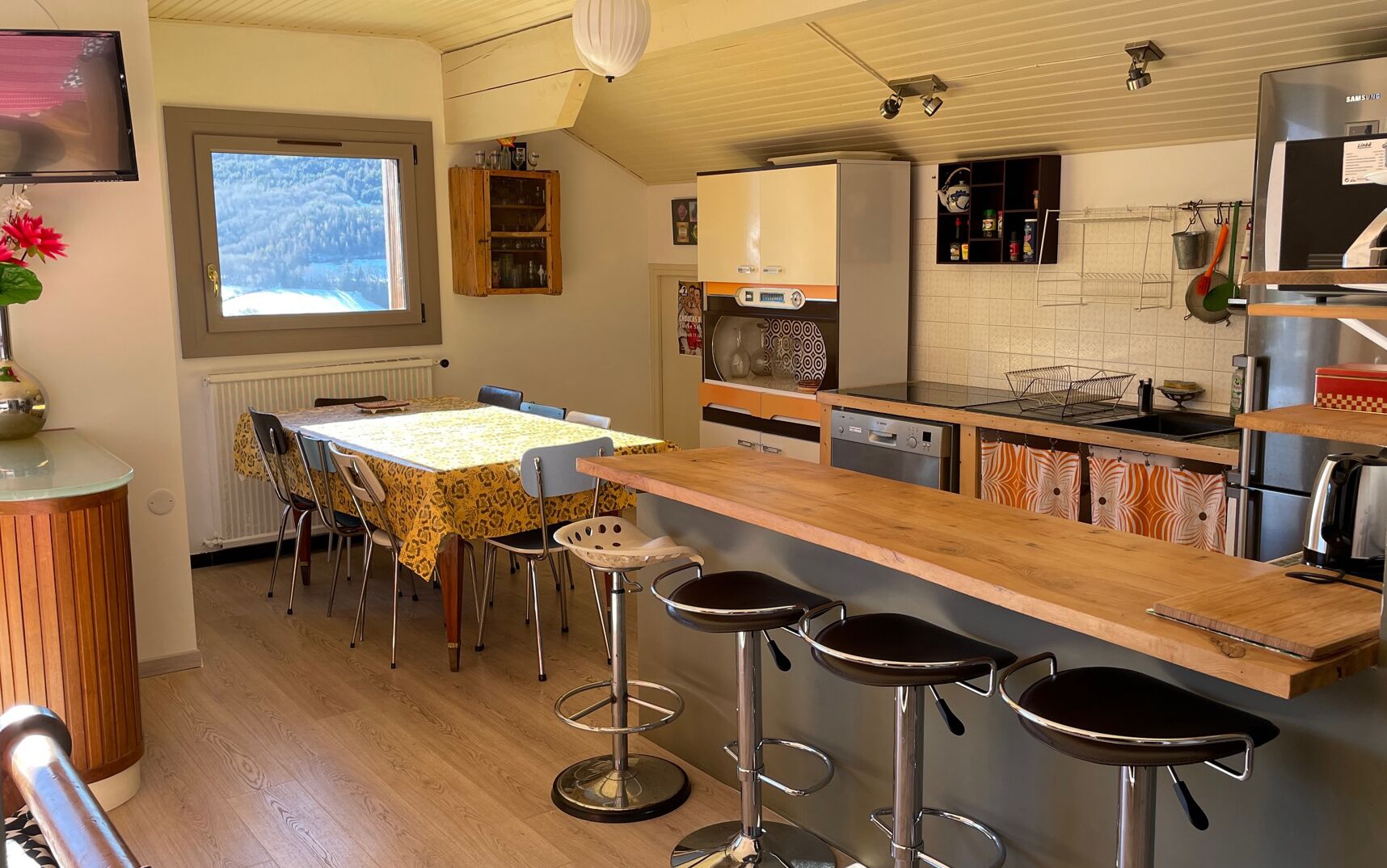 Bright apartment 6/8 people overlooking Barcelonnette. Panoramic View.