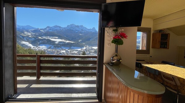 Ein Zimmer mit Blick auf schneebedeckte Berge und einen See.