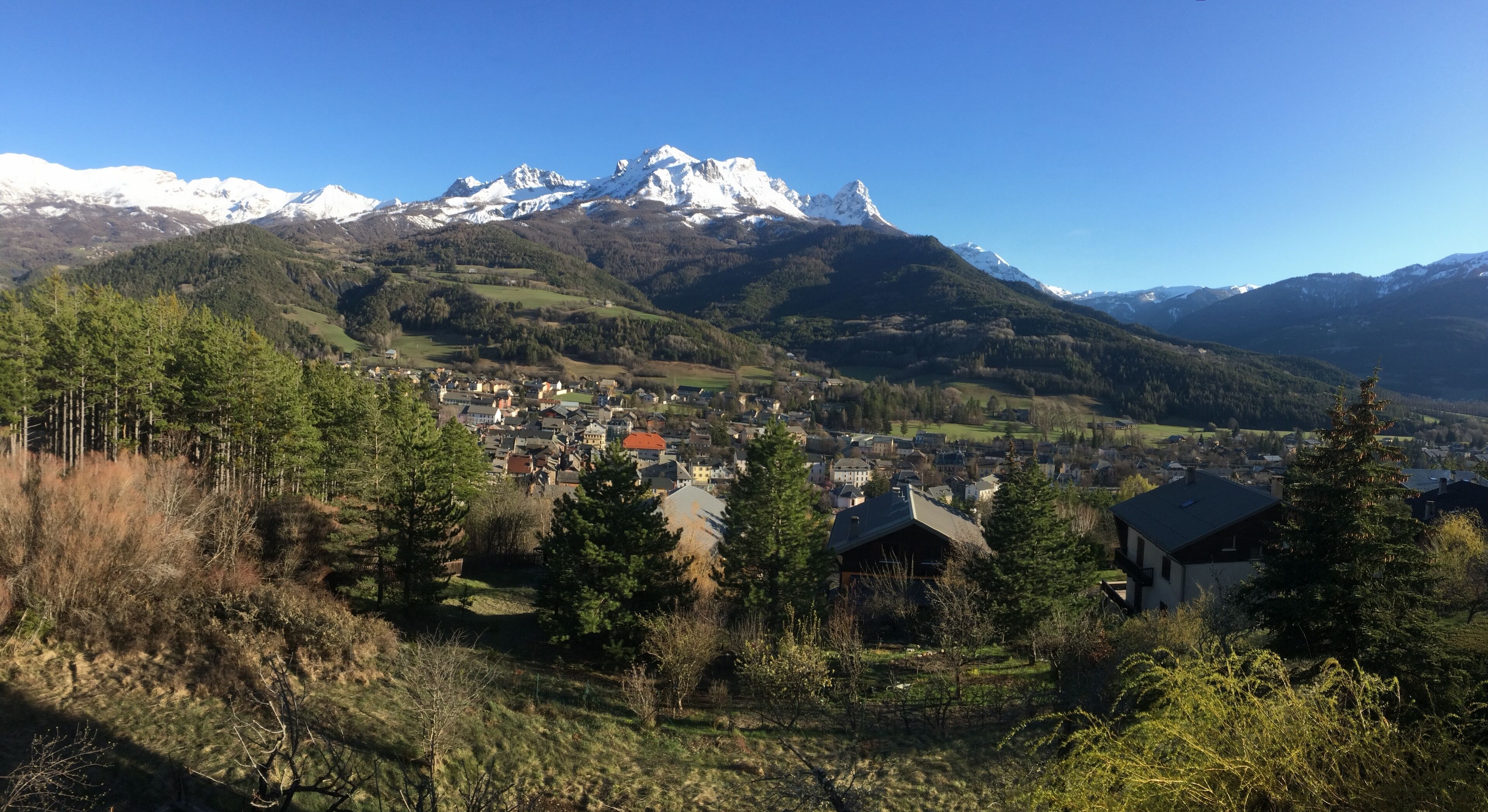 Bright apartment 6/8 people overlooking Barcelonnette. Panoramic View.