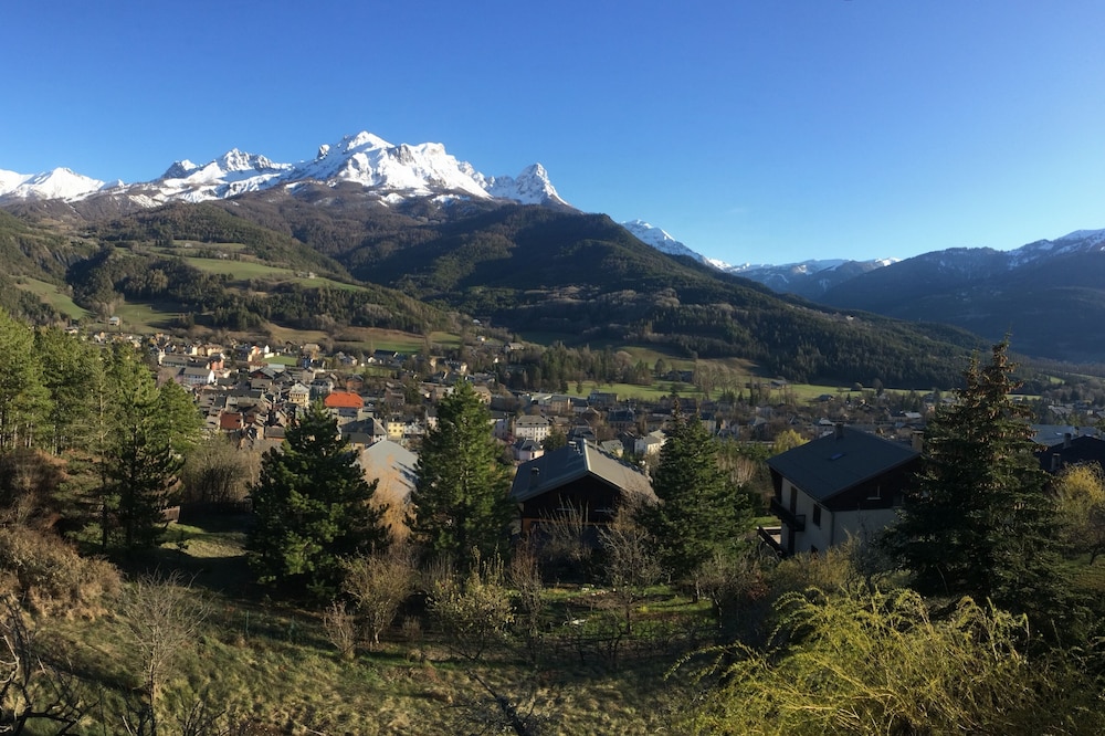 Bright apartment 6/8 people overlooking Barcelonnette. Panoramic View.