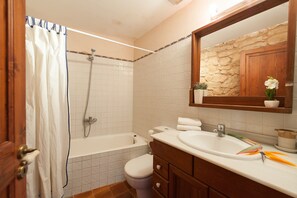 Baignoire, sèche-cheveux, serviettes fournies