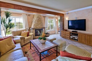 Flatskjerm-TV, peis, TV-spill og fotballspill