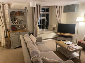 Smart-TV, peis, DVD-spiller og bordtennis