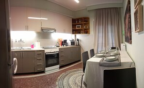 Deluxe Apartment (Royal) | Private kitchen | Fridge, microwave, oven, stovetop - Royal Deluxe Apt Must (Thessaloniki)