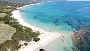 Ranta lähistöllä, aurinkotuoleja