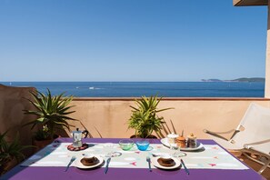 Outdoor dining - Apartment with terrace and view of the sea (Alghero)
