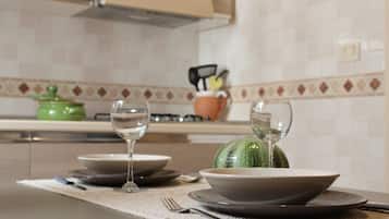 Frigorifero, microonde, piano cottura, macchina per tè/caffè