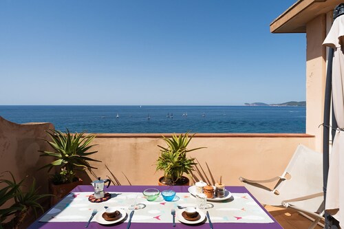 Apartment with terrace and view of the sea