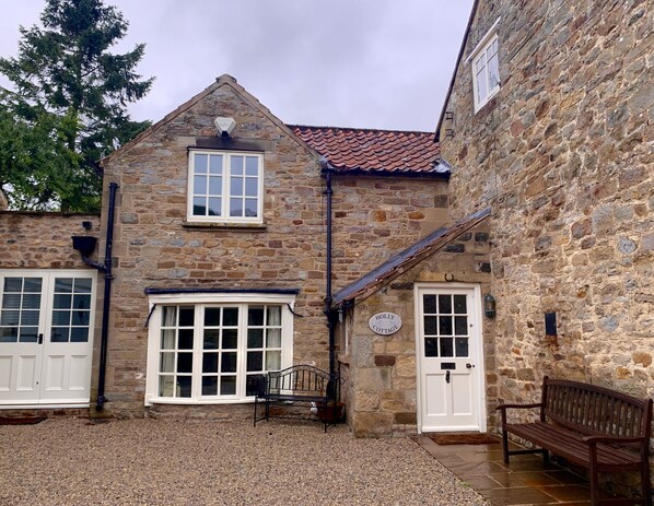 Exterior - Beautiful and very spacious 4 bedroom detached cottage in picturesque village (Hutton-le-Hole)