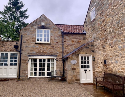 Beautiful and very spacious 4 bedroom detached cottage in picturesque village