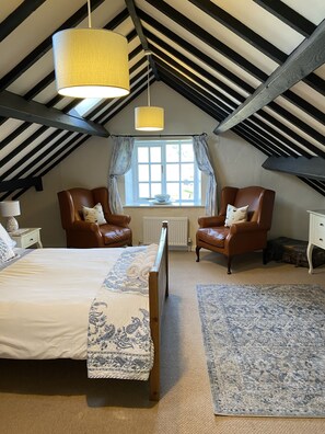 4 dormitorios, escritorio, tabla de planchar con plancha y cuna de viaje