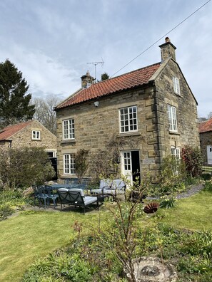 Outdoor dining - Beautiful and very spacious 4 bedroom detached cottage in picturesque village (Hutton-le-Hole)