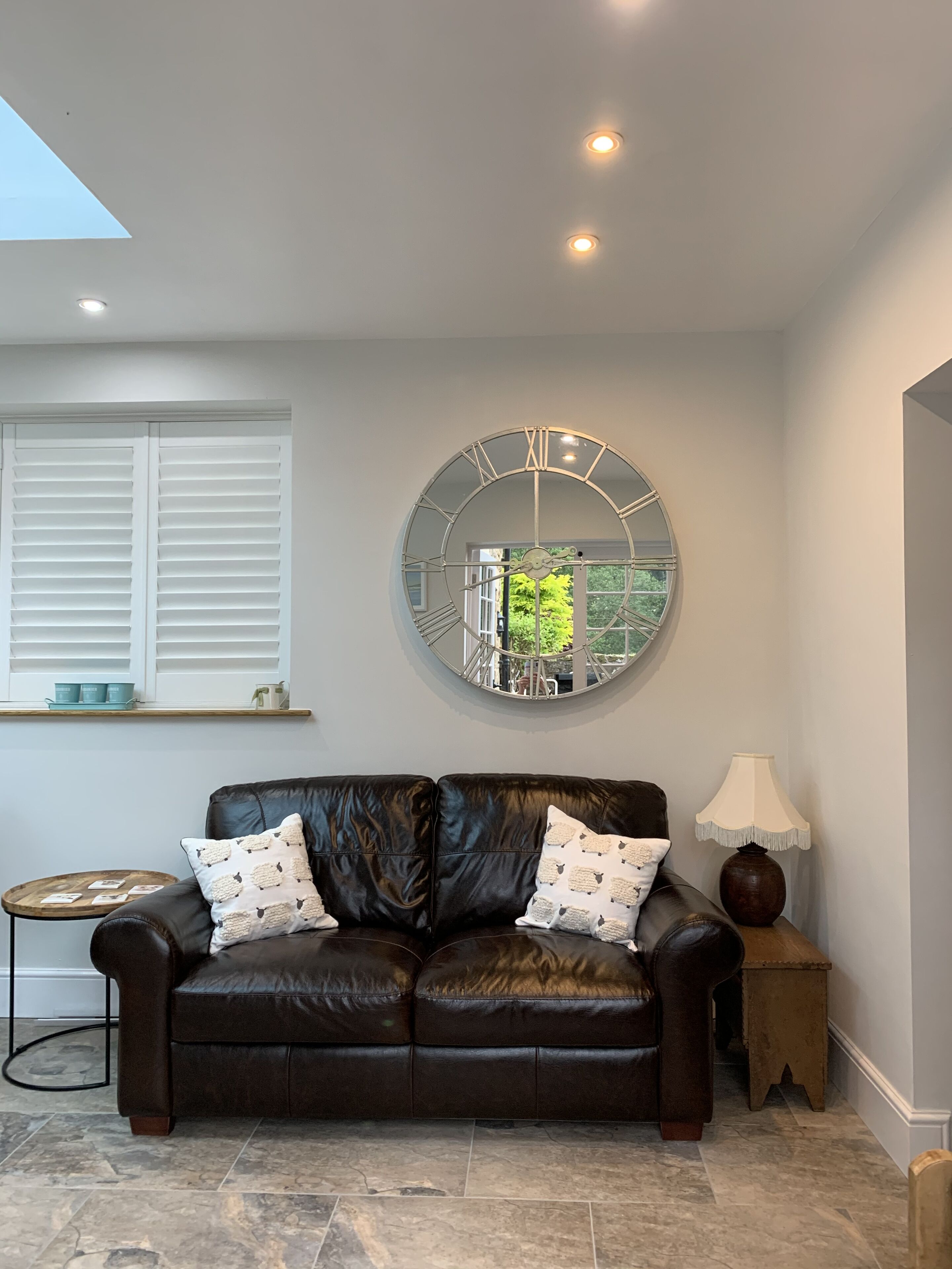 Smart TV, fireplace, books, offices