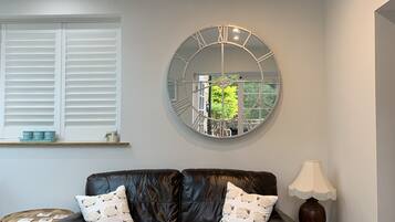 Smart TV, fireplace, books, offices