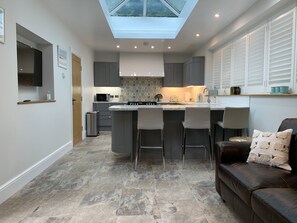 Fridge, microwave, oven, stovetop - Beautiful and very spacious 4 bedroom detached cottage in picturesque village (Hutton-le-Hole)