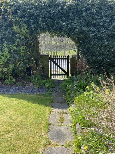 Beautiful and very spacious 4 bedroom detached cottage in picturesque village