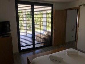2 habitaciones, insonorización y tabla de planchar con plancha 