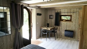 5 bedrooms, desk, iron/ironing board, free WiFi