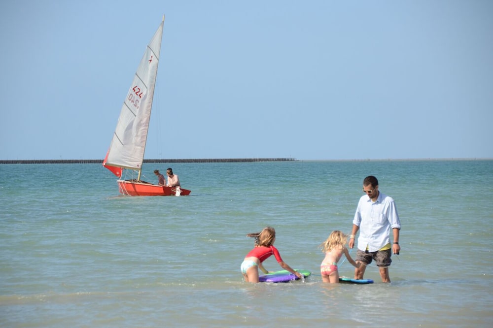 GREAT BEACH HOUSE FOR LARGE FAMILIES / GROUPS OF FRIENDS SLEEPS 12 + 2 BABIES