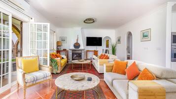 Smart TV, fireplace, DVD player, ping pong