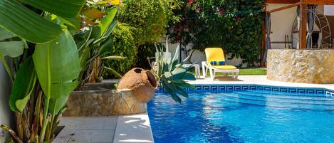 Una piscina al aire libre, una piscina climatizada