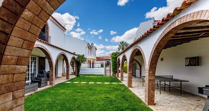 Stunning 6 bed villa with heatable, fenced, pool, 650m to beach. 11362/AL