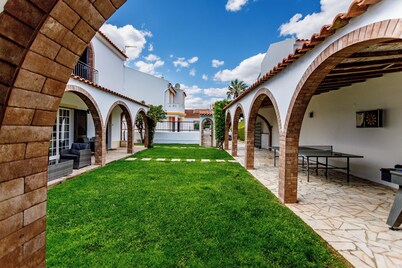 Stunning 6 bed villa with heatable, fenced, pool, 650m to beach.  11362/AL