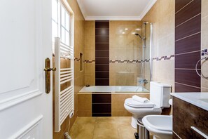 Duschwanne, Haartrockner, Bidet, Handtücher