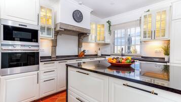 Coffee/tea maker, fridge, microwave, oven