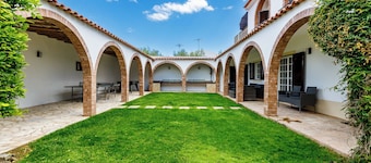 Stunning 6 bed villa with heatable, fenced, pool, 650m to beach. 11362/AL